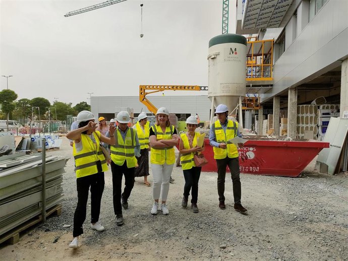 La consejera de Familia e Igualdad de Oportunidades, Isabel Blanco (centro), en la visita de las obras de la nueva residencia de mayores en Puente Ladrillo (Salamanca).