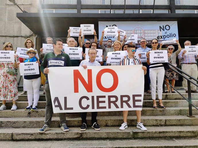 Concentración de Vox en contra del traslado de la Escuela de Minas a Mieres.