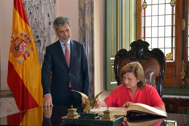 El presidente del Tribunal Supremo y del Consejo General del Poder Judicial, Carlos Lesmes, y la vicepresidenta de la Comisión Europea y comisaria de Valores y Transparencia, Vera Jourová.