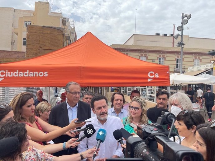 El vicesecretario general de Cs, Edmundo Bal, atiende a los medios en Almería.