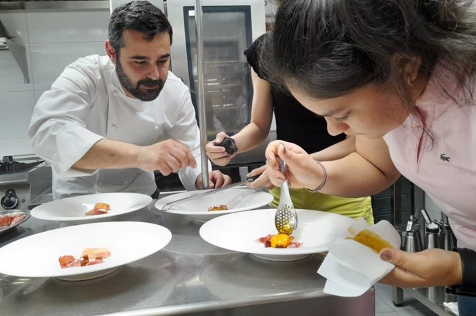 Alumnas ganadoras del concuro 'De origen FP' reciben una masterclass del chef del restaurante Versátil