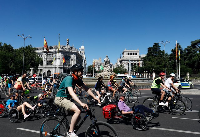 Varios participantes en una de las cinco marchas en bici convocadas por PedaLibre.org en Madrid. Archivo,