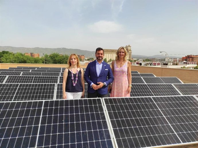 El consejero de Educación y Deporte, Manuel Alejandro Cardenete, visita los paneles solares instalados en el tejado del IES Zoco.
