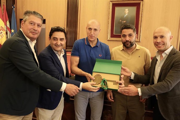 El alcalde de León, José Antonio Diez, -en el centro- recibe la llave de vidrio reciclado tras unirse a la red de Municipios Hermanados por el Vidrio.