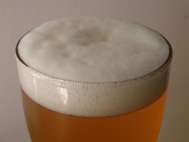 Archivo - La espuma de la cerveza es un coloide en el que partículas de gas, las burbujas, se encuentran dispersas en un medio líquido.