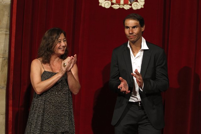 El tenista Rafa Nadal, durante aun acto de reconocimiento a su trayectoria deportiva presidido por la presidenta del Govern balear, Francina Armengol. 