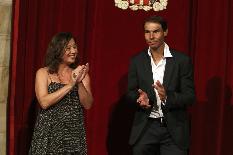 El tenista Rafa Nadal, durante aun acto de reconocimiento a su trayectoria deportiva presidido por la presidenta del Govern balear, Francina Armengol.