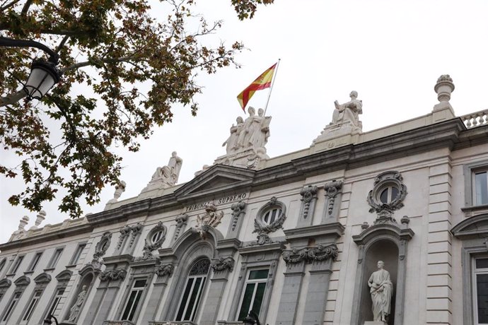 Archivo - Fachada del edificio del Tribunal Supremo con la bandera española en lo alto.