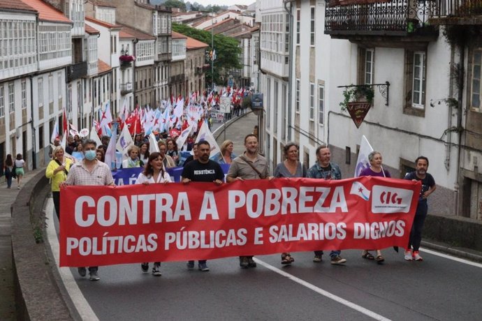 Delegados de la CIG se manifiestan en Santiago para reclamar medidas ante la inflación y un aumento de salarios