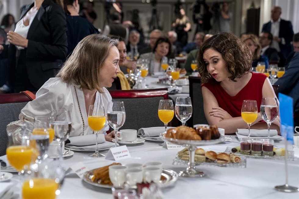 La secretaria general del PP y portavoz del Grupo Parlamentario Popular en el Congreso, Cuca Gamarra (i), y la presidenta de la Comunidad de Madrid, Isabel Díaz Ayuso, conversan durante un Desayuno Informativo de Europa Press, 