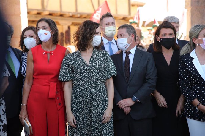 Archivo - La presidenta de la Comunidad de Madrid, Isabel Díaz Ayuso (centro); el presidente de Castilla-La Mancha, Emiliano García-Page (2d), y la ministra de Industria, Comercio y Turismo, Reyes Maroto (2i), acuden al acto de presentación oficial del 