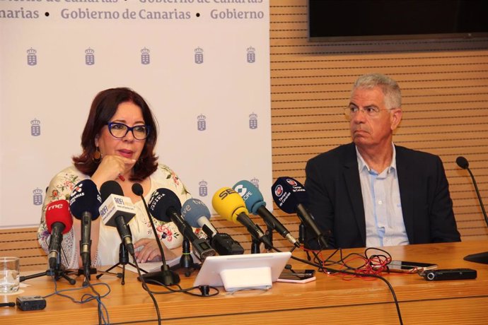 La consejera de Educación, Universidades, Cultura y Deportes del Gobierno de Canarias, Manuela Armas, y el director general de Personal, Fidel Trujillo.