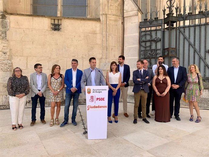 En el centro el alcalde de Burgos, Daniel de la Rosa, junto al resto de miembros del bipartito del PSOE y Cs.
