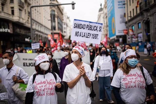 Archivo - Varias mujeres vestidas de enfermeras con un cartel en la que se lee: `Sanidad pública sí, no a la ley 15/97, participan en la manifestación convocada por Marea Blanca, en defensa de la Atención Primaria de Madrid, a 20 de junio de 2021, en Mad