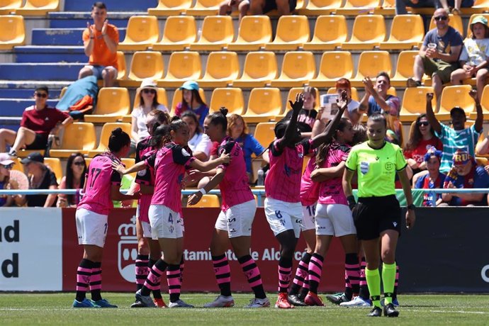 Jugadoras del Sporting de Huelva celebran un gol ante el FC Barcelona en la Copa de la Reina 2022.