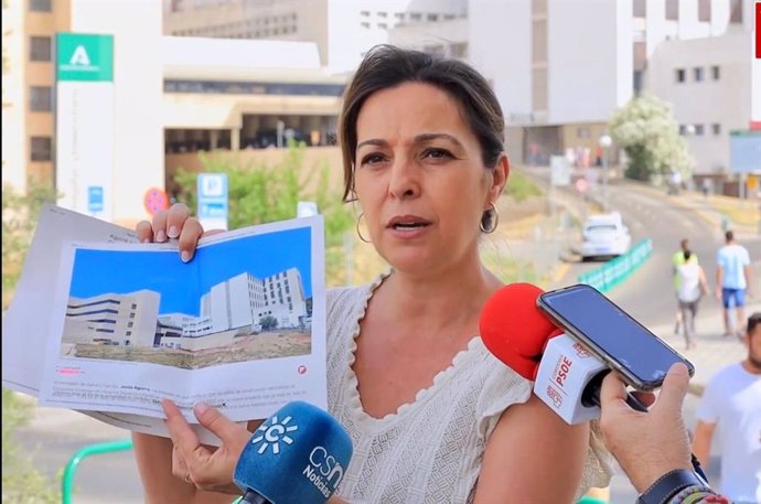 Isabel Ambrosio atiende a los medios ante el Hospital Reina Sofía de Córdoba.