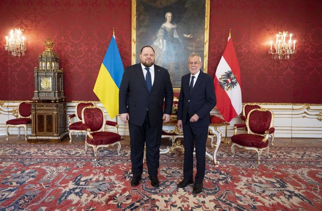 El presidente de Austria, Alexander Van der Bellen, junto al presidente del Parlamento ucraniano, Ruslan Stefanchuk, en Viena.