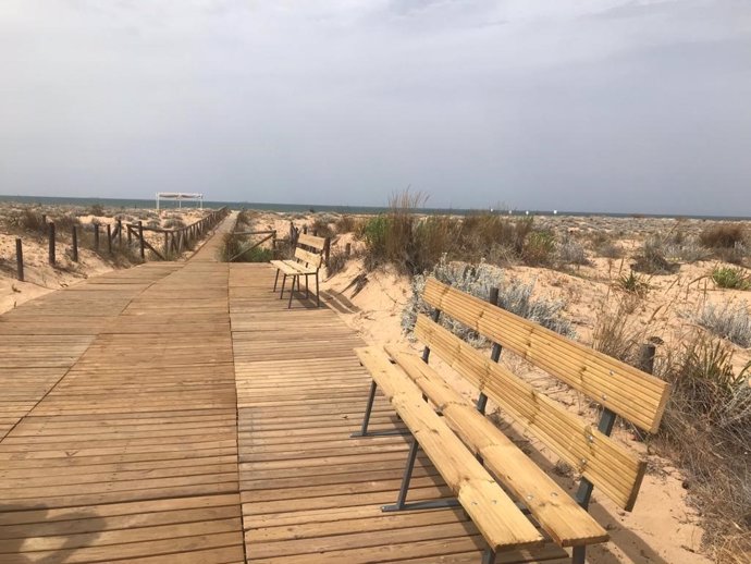 Una de las pasarelas de acceso a la playa del Espigón de Huelva.
