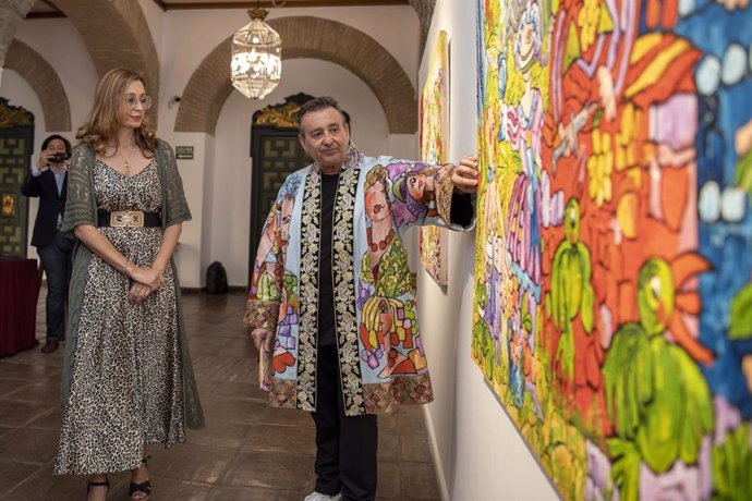 La delegada de Gobierno Interior de la Diputación de Córdoba, Felisa Cañete, junto al artista Antonio Roa, visita la muestra 'El alma del color'.