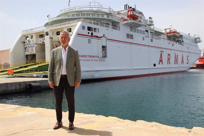 El presidente de la Autoridad Portuaria de Motril, José García Fuentes, junto al barco que ha realizado la travesía.