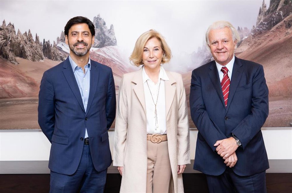 De izqda a dcha: el director general de Vivienda y Suelo del Mitma, Fco. Javier Martín Ramiro, la consejera delegada de Bankinter, María Dolores Dancausa, y el presidente de Iesa, Nicolás Luca de Tena.
