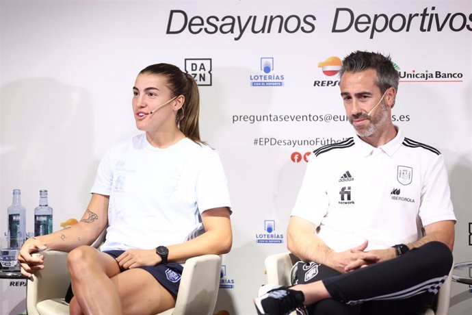 La jugadora de la selección española de fútbol femenino Patricia Guijarro y su seleccionador, Jorge Vilda, en los  Desayunos Deportivos Europa Press 