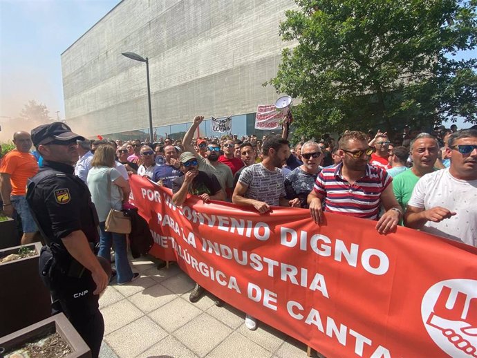 Concentración de trabajadores del metal ante la Consejería de Industria en protesta por los servicios mínimos