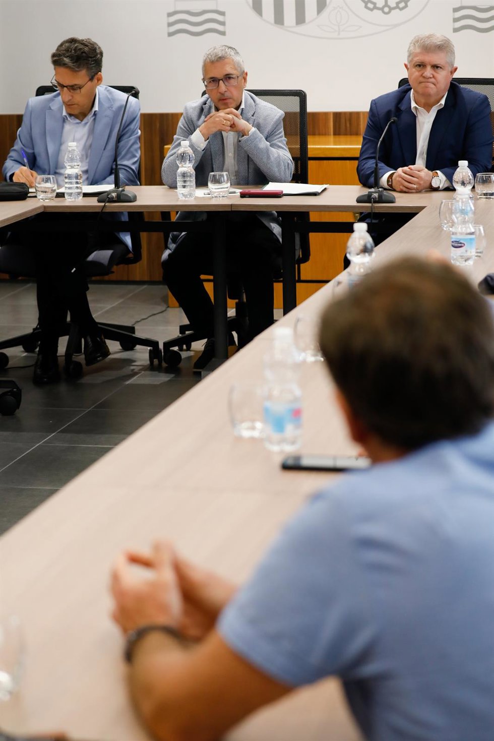 El secretario de Estado de Medio Ambiente, Hugo Morán, el secretario general de Agricultura y Alimentación, Fernando Miranda y el delegado José Vélez, con la comunidad de regantes del Campo de Cartagena y con el sector agroalimentario de la Región
