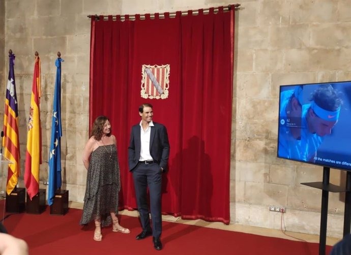 La presidenta del Govern balear, Francina Armengol, y el tenista Rafa Nadal, en un acto en reconocimiento a la trayectoria del deportista en el Consolat de Mar, en Palma.