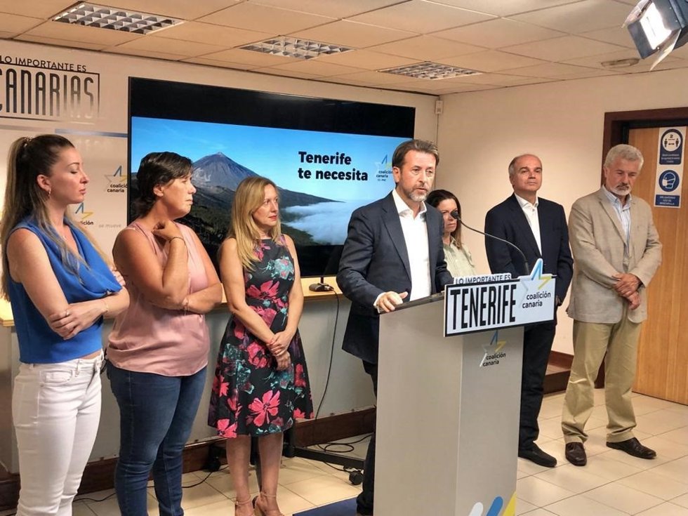 El portavoz de CC-PNC en el Cabildo de Tenerife, Carlos Alonso, interviene en la rueda de prensa junto a otros miembros del partido