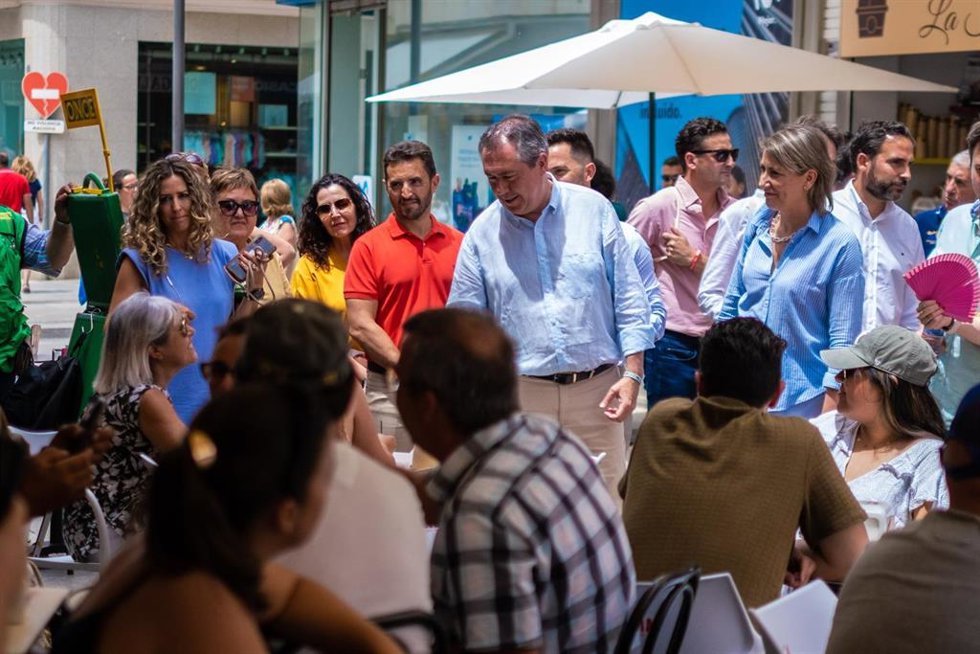 El candidato del PSOE-A a la Presidencia de la Junta, Juan Espadas, en una visita a Ronda (Málaga).