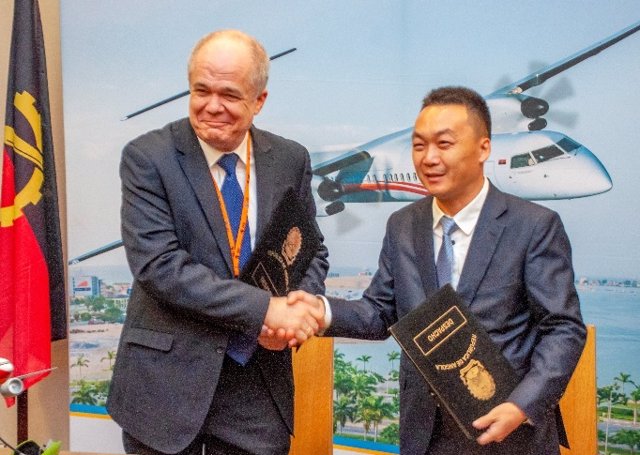 Eduardo Fairen Soria, CEO de TAAG, y Tongxi Li, General Manager de Lucky Aviation, en la firma del acuerdo entre ambas compañías.