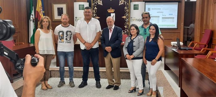 Villalobos junto con el alcalde de Lantejuela