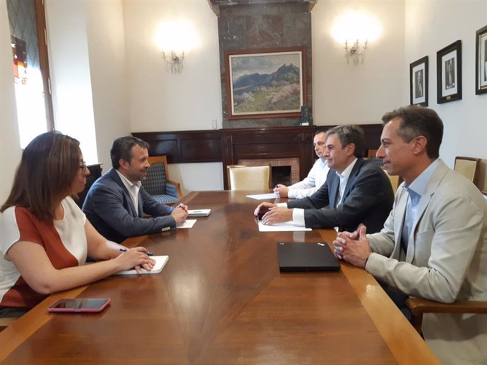 Reunión de responsables de Endesa con el alcalde de Jaén, Julio Millán