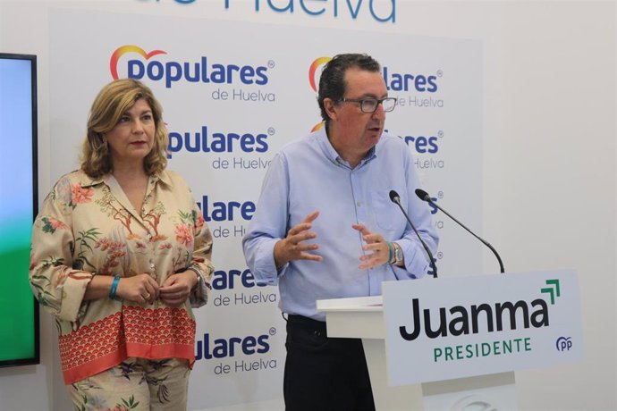El presidente del PP de Huelva y candidato número dos a las elecciones andaluzas del 19 de junio, Manuel Andrés González, en rueda de prensa.