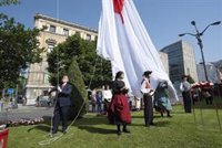 Aburto pide a los bilbaínos que sientan "orgullo de ciudad" en la izada de la bandera de la Villa en su 722 cumpleaños
