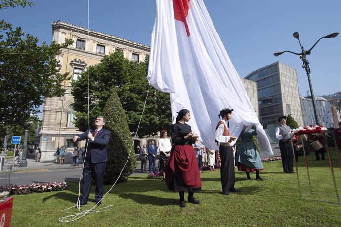 El alcalde de Bilbao, Juan Mari Aburto, iza la bandera de la Villa.