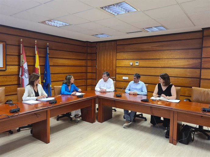 María González (2) con lo representates de Fetracal.