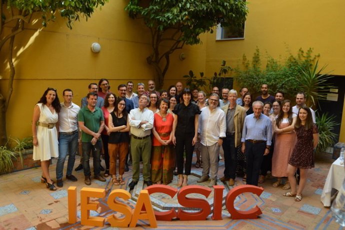 La subdelegada y la ministra (centro), posan con investigadores y personal del IESA-CSIC.