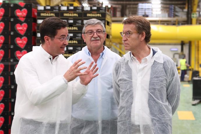 El presidente del PP, Alberto Núñez Feijóo, durante su visita a la  empresa Indasol, donde ha mantenido  un encuentro con empresarios del sector agrícola a 15 de junio del 2022 en El Ejido (Andalucía, Almería)