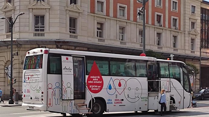 Archivo - Autobús para donaciones de sangre estacionado en Bilbao