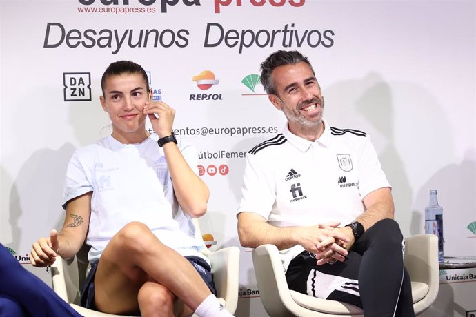 Joege Vilda sonríe junto a Patricia Guijarro durante los Desayunos Deportivos de Europa Press
