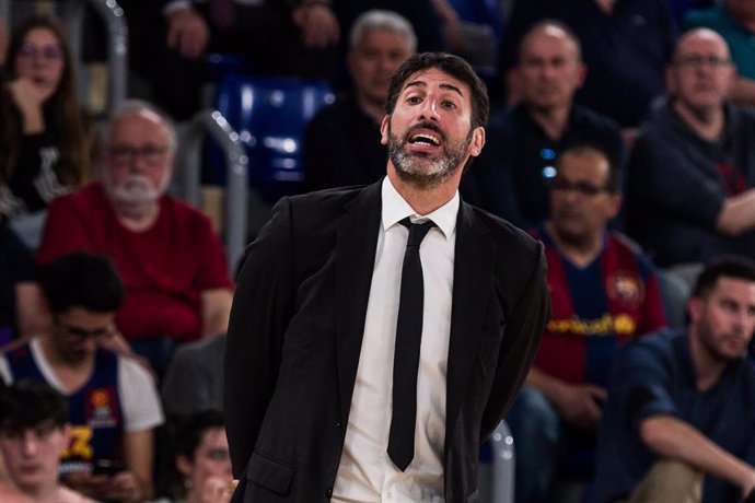 Archivo - Alex Mumbru, durante su etapa como técnico del Surne Bilbao Basket