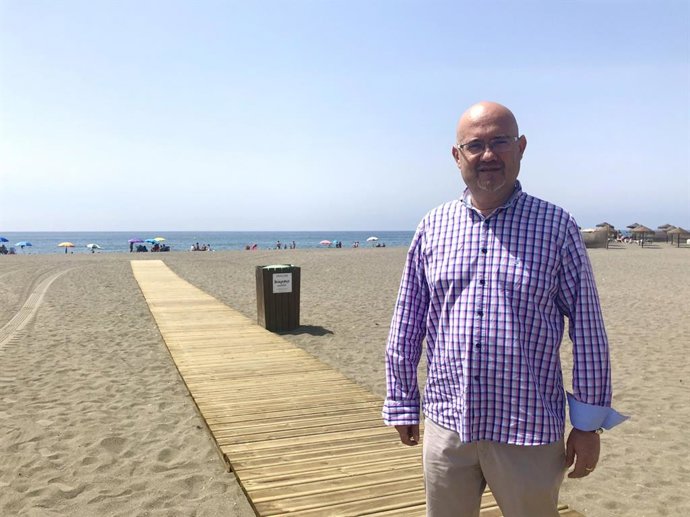 El Ayuntamiento de Vélez-Málaga instala más de cinco kilómetros de pasarelas en las playas de su litoral
