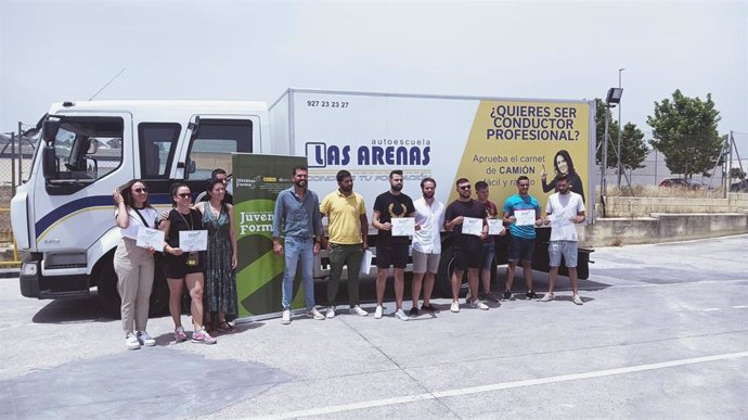 Jóvenes que han desarrollado un curso de conducción de camiones a través del Programa Juventas Forma