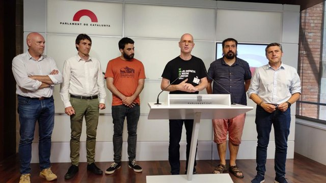 El representant de la plataforma No a la MAT Selva Xavier Amat amb el president del Cilma, Sergi Mir, i diputats al Parlament