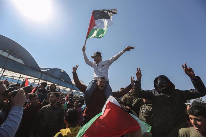Archivo - Manifestantes palestinos en la Franja de Gaza