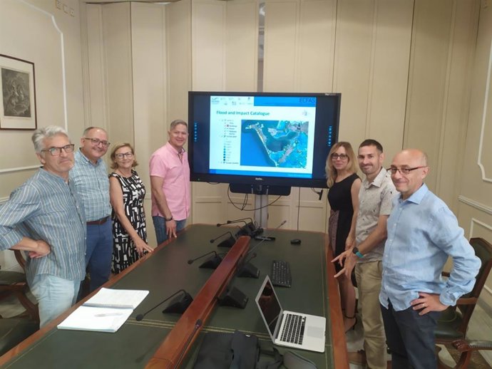 El alcalde de Valncia, Joan Ribó, el vicealcalde Sergi Campillo y los responsables del Servicio Devesa-Albufera se han reunido esta mañana con el equipo de investigación europeo ECFAS, con participación de la Universitat Politcnica de Valncia.