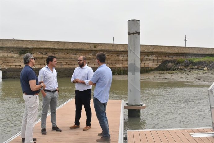 Visita de la Junta a una infraestructura náutica en Puerto Real.