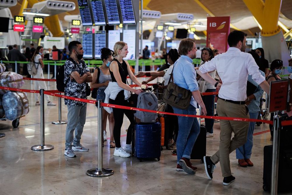 Varias personas con maletas hacen cola en la Terminal 4 (T4) del aeropuerto Adolfo Suárez Madrid-Barajas, en Madrid (España).